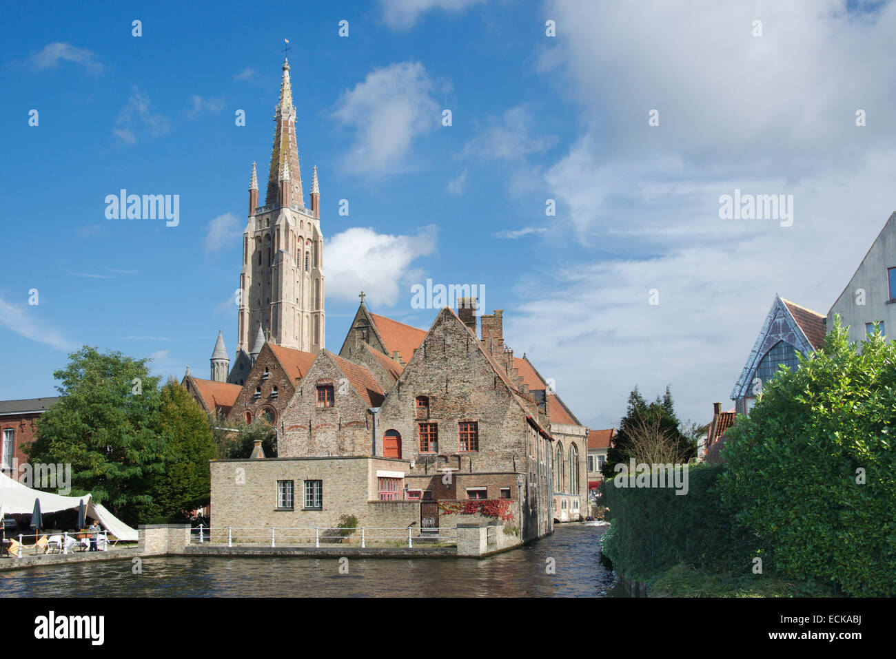 Canal avec église notre dame Bruges Belgique Banque D'Images