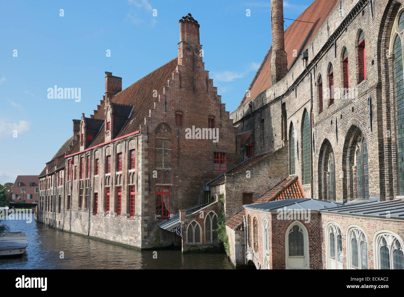 Église au bord du canal et bel exemple de bâtiments à pignons néerlandais Bruges Belgique Banque D'Images