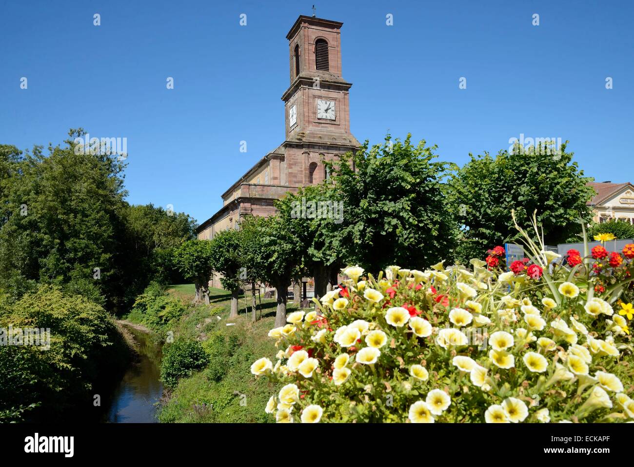 La France, Territoire de Belfort, Lachapelle sous Rougemont, église, la  rivière bourbeuse, fleurs Photo Stock - Alamy