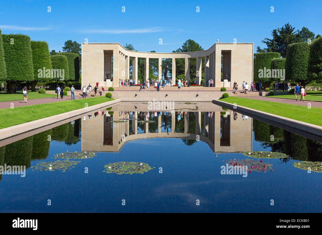 France, Calvados, Colleville sur Mer, le cimetière américain d'Omaha Beach ci-dessus, le mémorial et sa statue en bronze de sept mètres de haut Banque D'Images