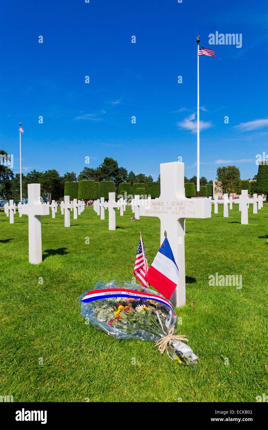 France, Calvados, Colleville sur Mer, le cimetière américain d'Omaha Beach, au-dessus des croix en marbre blanc et des drapeaux américains et français Banque D'Images