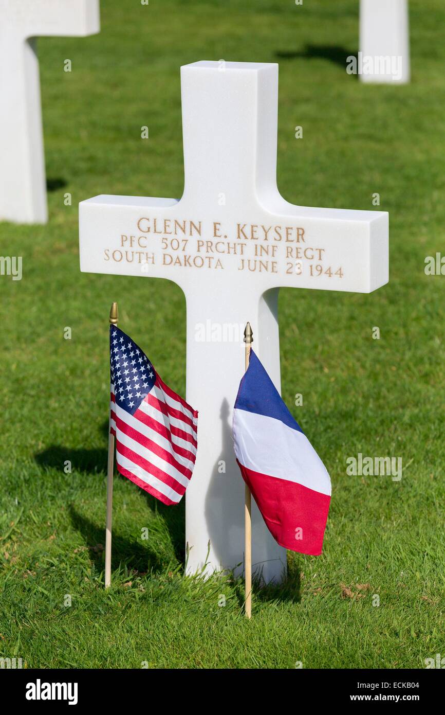 France, Calvados, Colleville sur Mer, le cimetière américain au-dessus de la plage d'Omaha Beach, en marbre blanc des croix, et des drapeaux américains et drapeau Français ensemble Banque D'Images