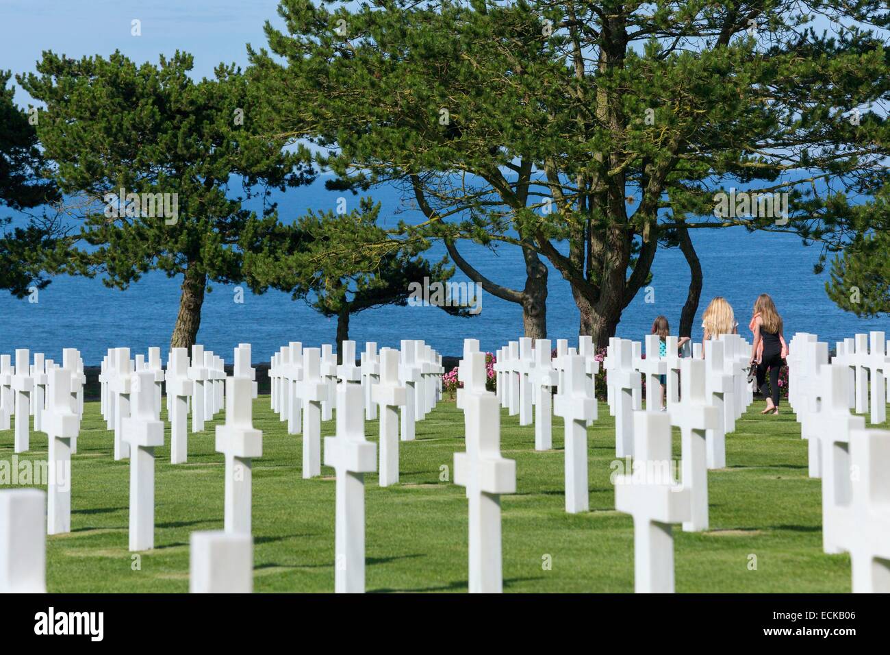 France, Calvados, Colleville sur Mer, le cimetière américain d'Omaha Beach, au-dessus des croix en marbre blanc Banque D'Images