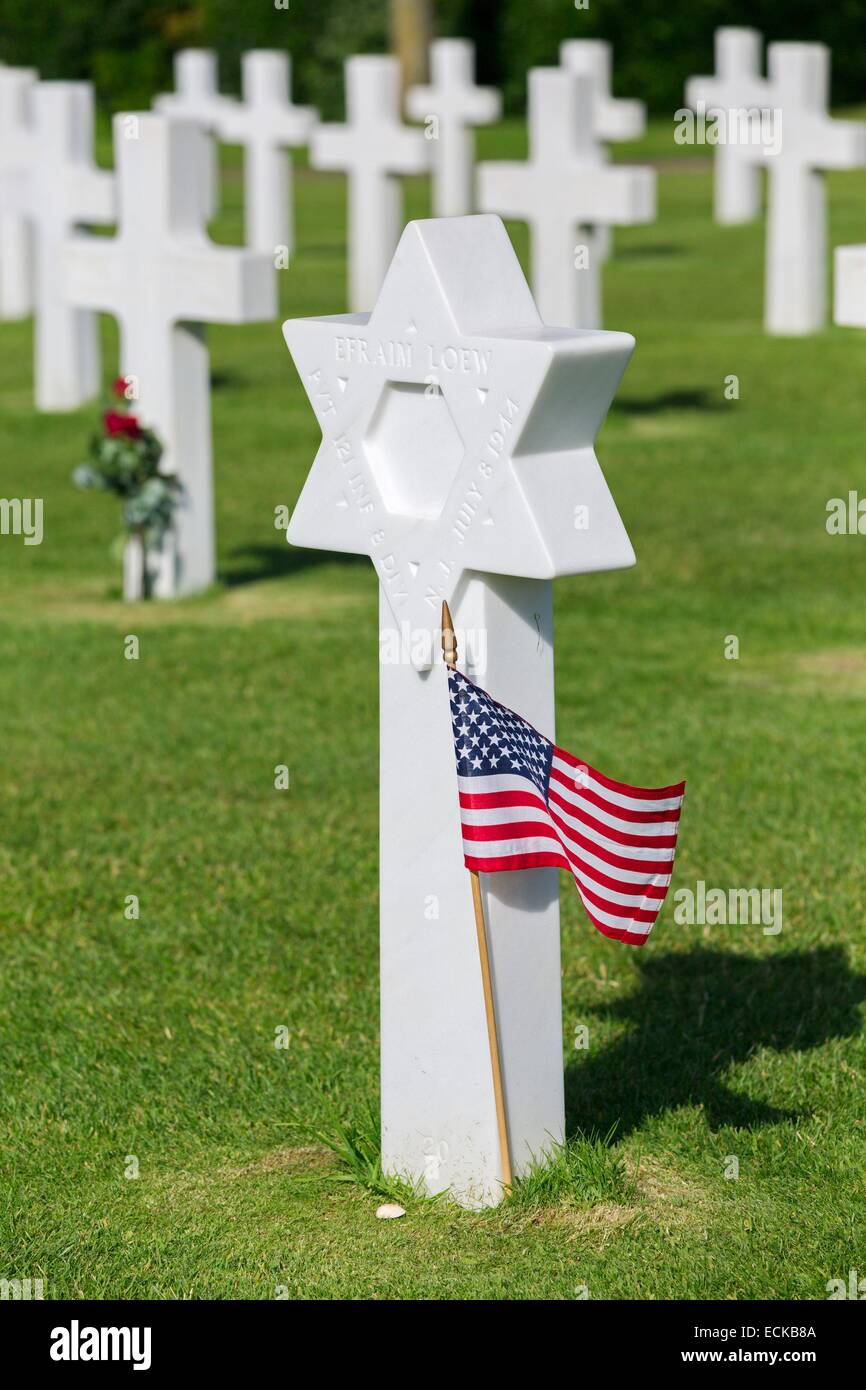 France, Calvados, Colleville sur Mer, le cimetière américain d'Omaha Beach 4 étoiles au-dessus de marbre blanc, croix, étoile de David et drapeau américain Banque D'Images