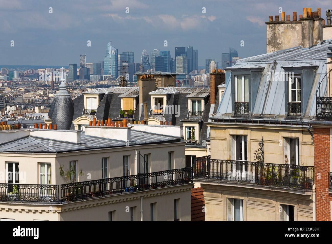 France, Paris, vue sur la ville depuis les hauteurs de Montmartre, dans l'arrière-plan les tours de la Défense Banque D'Images