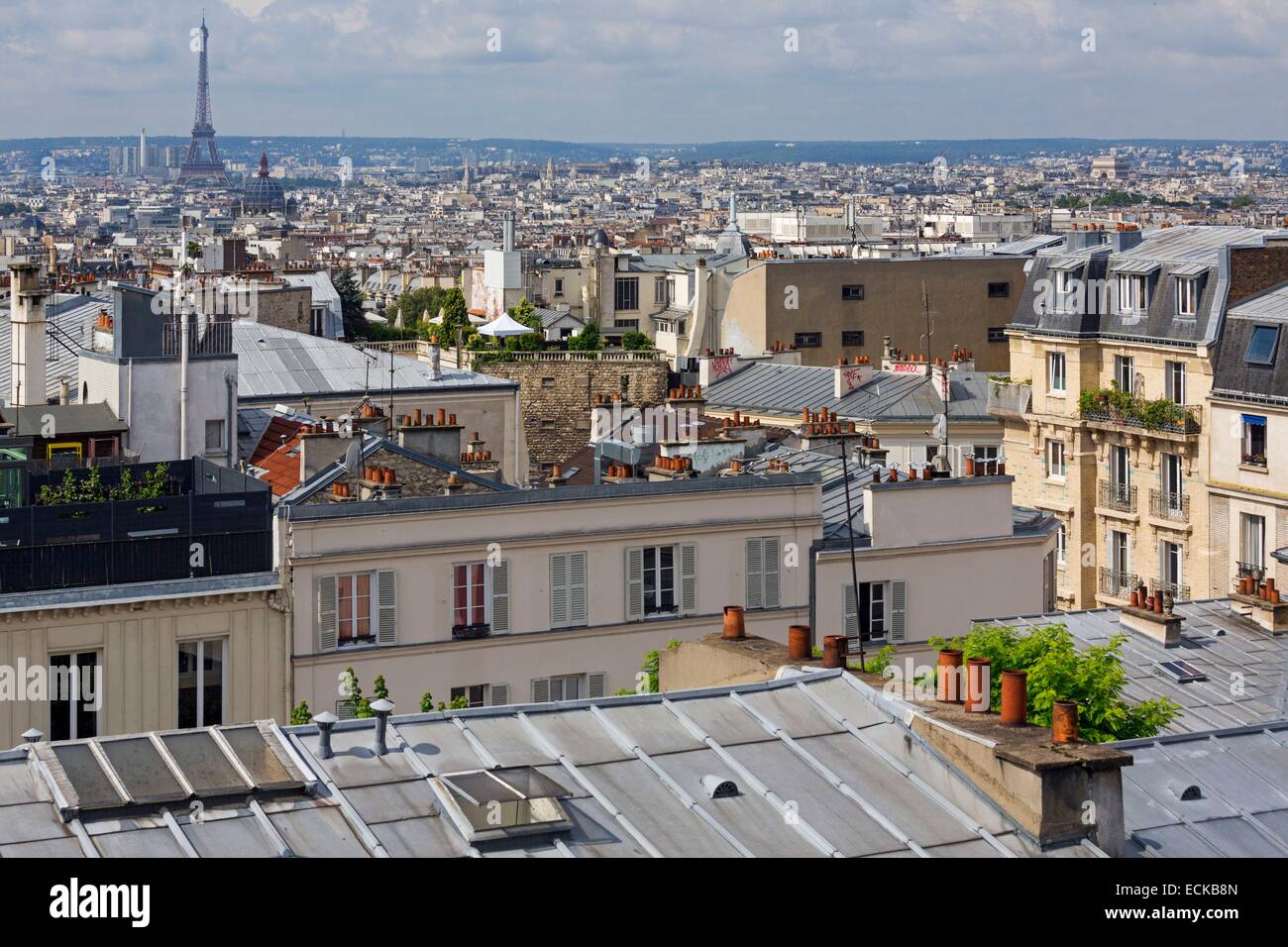 France, Paris, vue sur la ville depuis les hauteurs de Montmartre, la Tour Eiffel en arrière-plan Banque D'Images