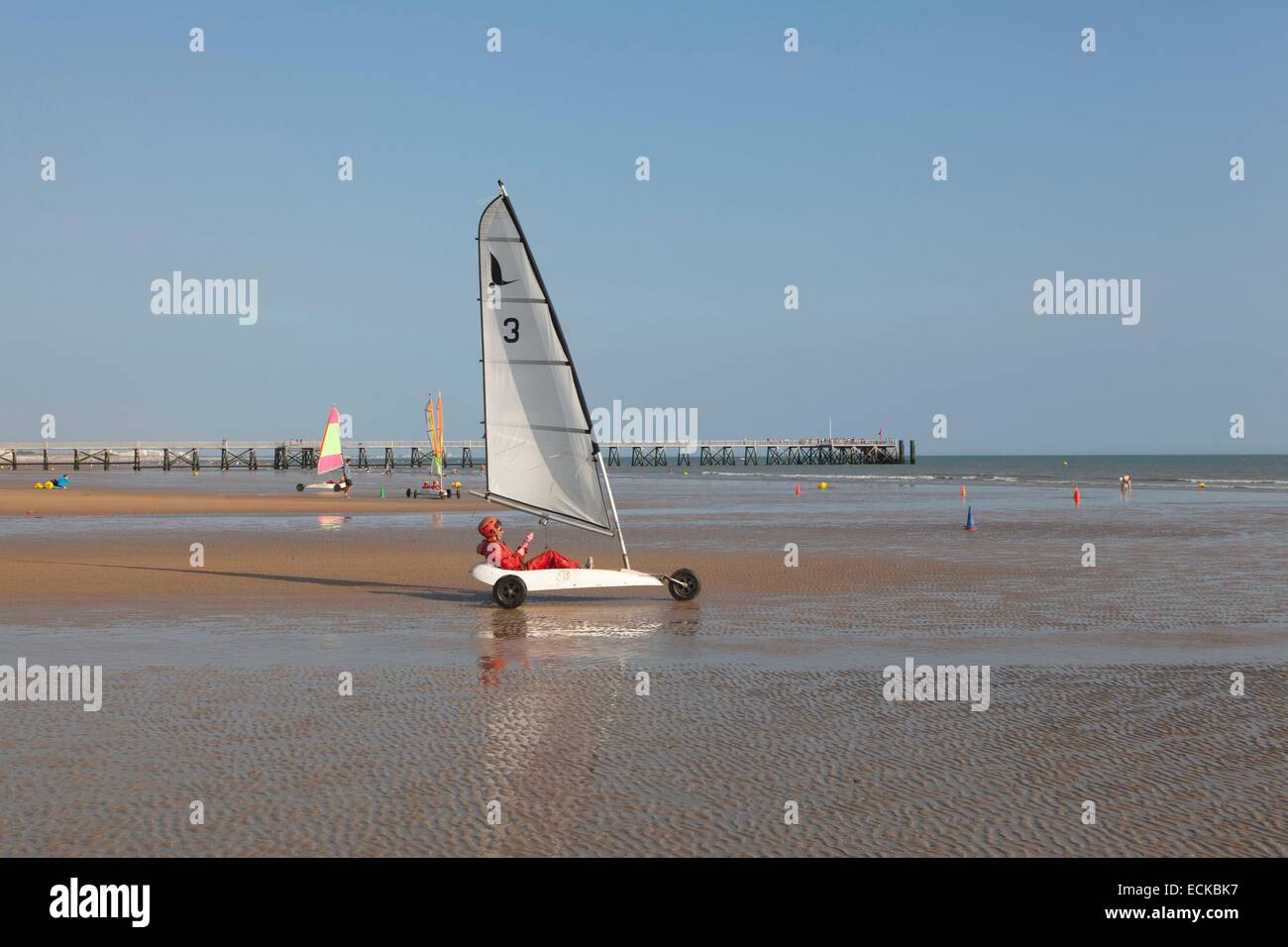 France, Vendée, Saint Jean de Monts, char à voile sur la plage et de la  jetée de fond en bois Photo Stock - Alamy