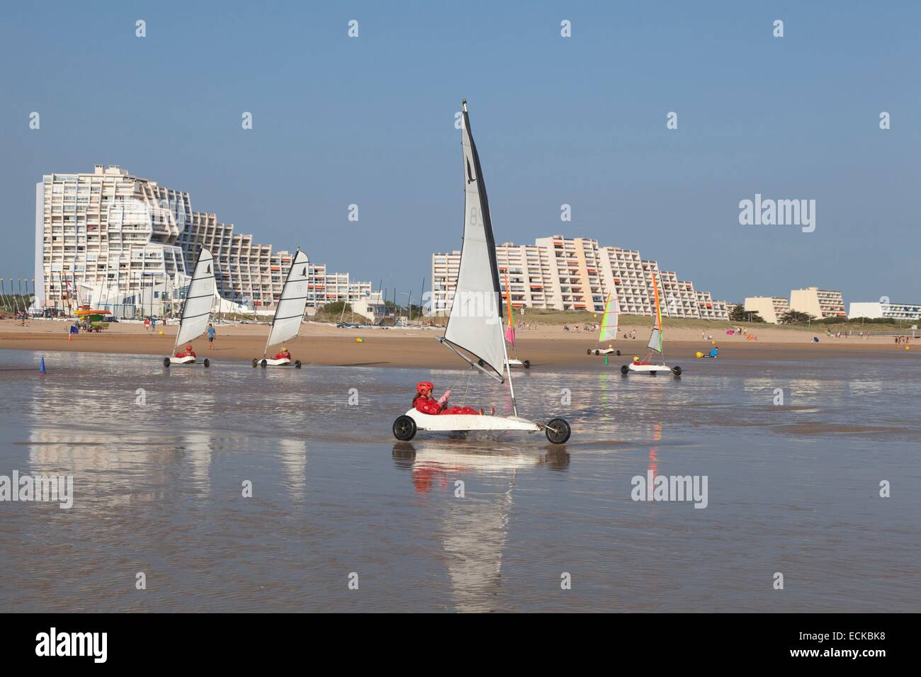 France, Vendée, Saint Jean de Monts, char à voile sur la plage et de  bâtiments dans l'arrière-plan Photo Stock - Alamy