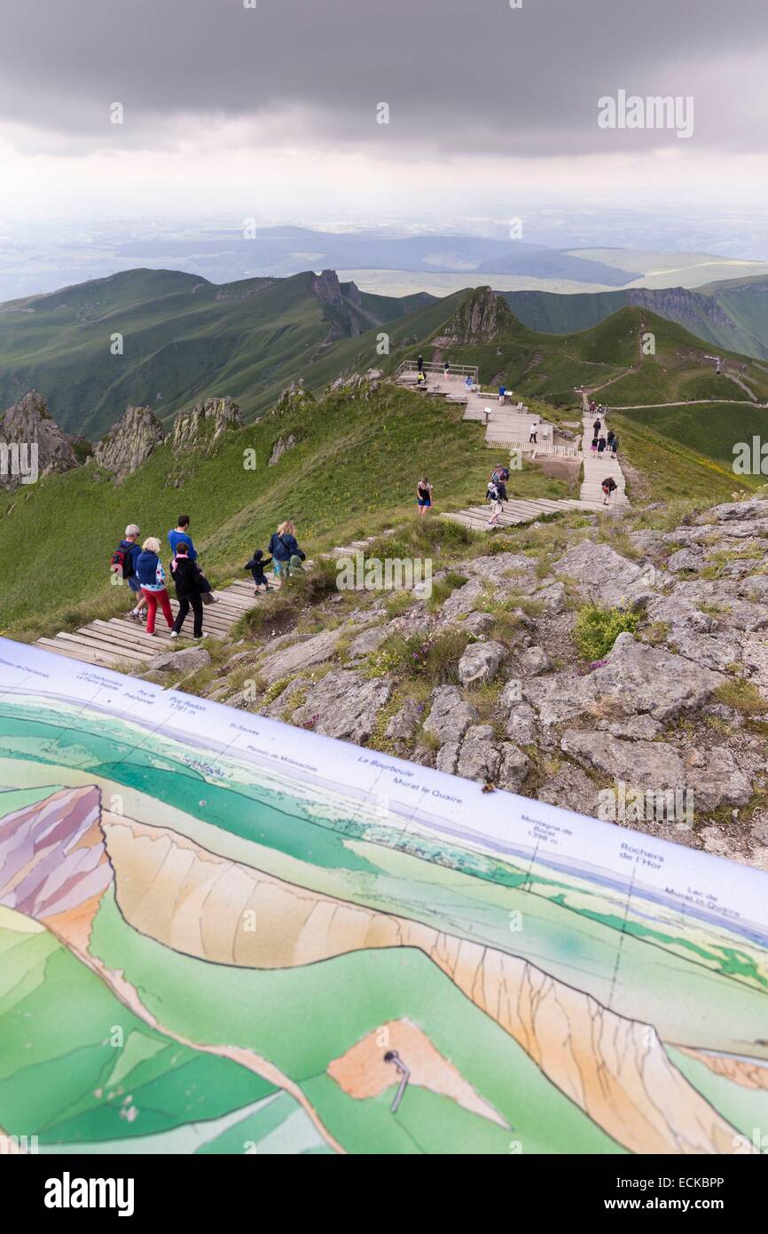 France, Puy de Dome, Parc Naturel Régional des Volcans d'Auvergne (parc naturel régional des volcans d'Auvergne), massif du Sancy, table d'orientation en du sommet de la colline volcanique du Sancy Banque D'Images