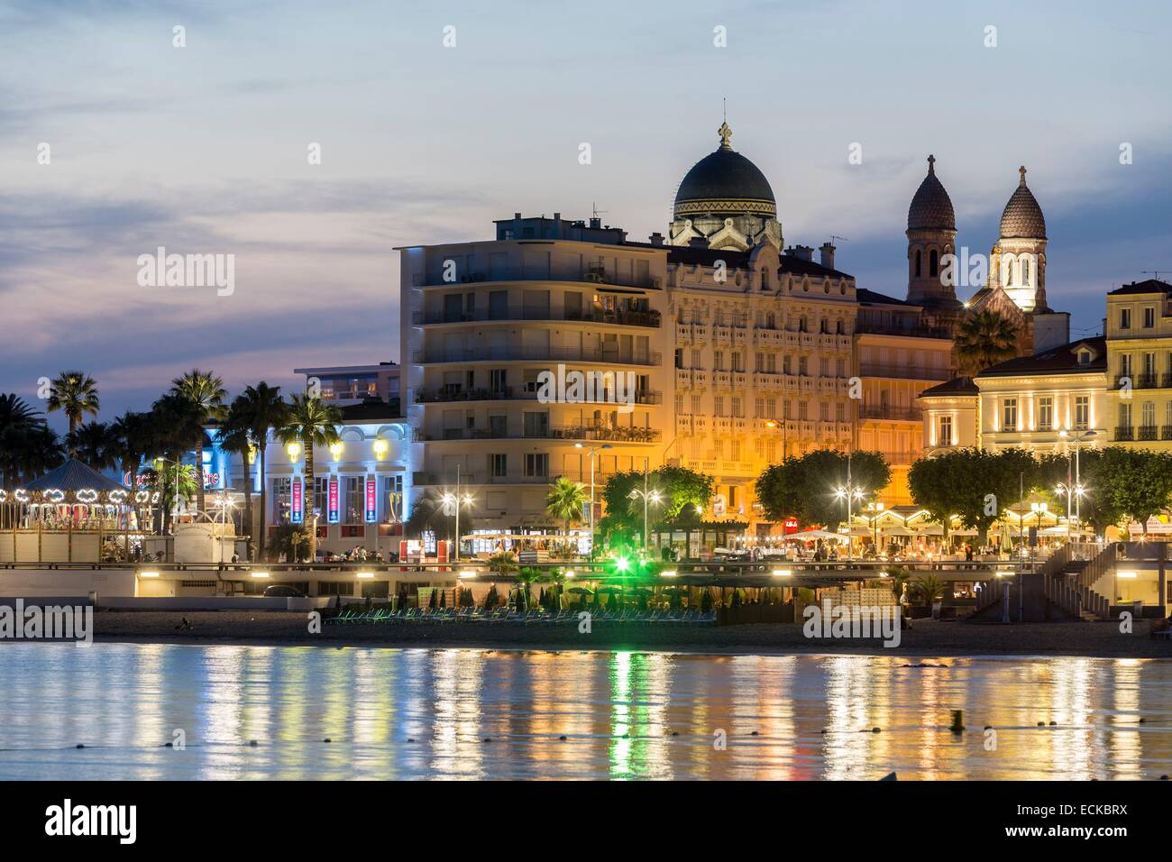 La France, Var, Saint Raphael, la plage de la galiote, nuit de travailleur saisonnier sur la promenade des Bains, dans l'arrière-plan la Basilique Notre Dame de la Victoire Banque D'Images