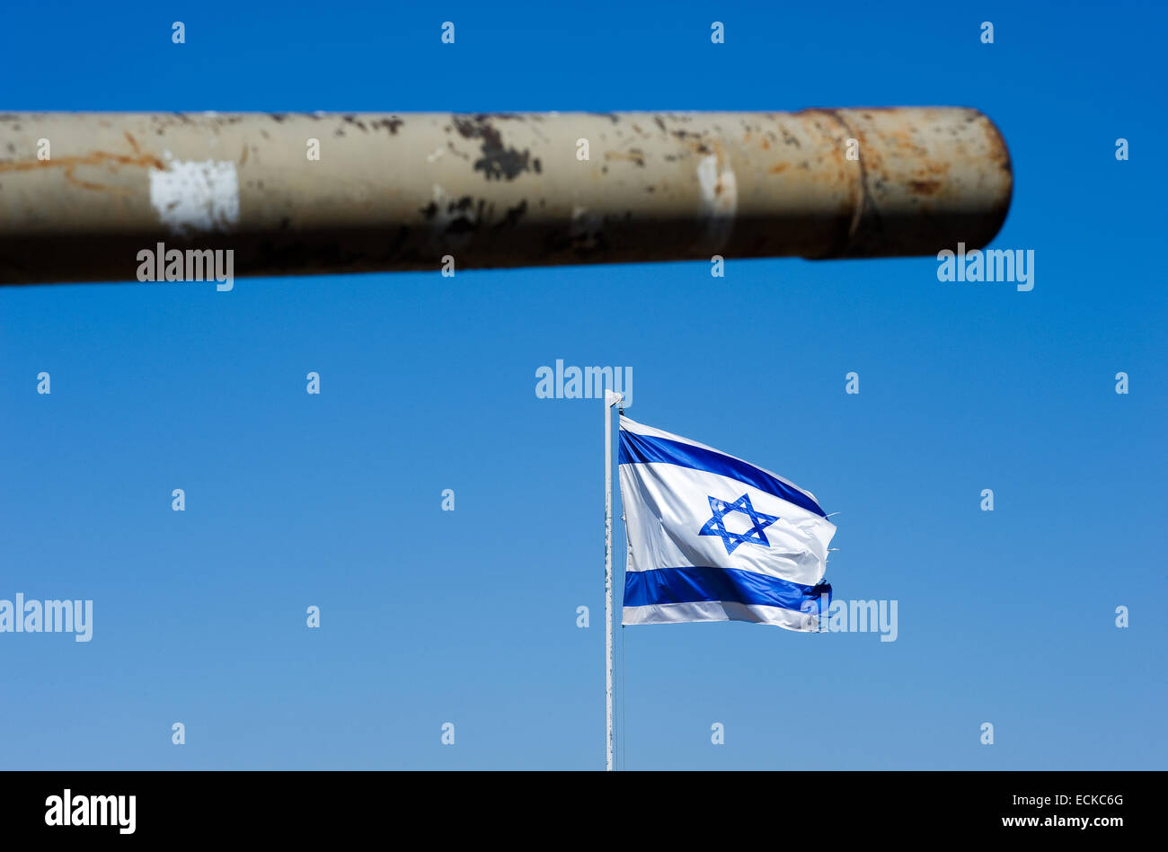 Le baril d'un vieux char Centurion et le drapeau israelien sur 'tel e-saki "sur les hauteurs du Golan en Israël Banque D'Images