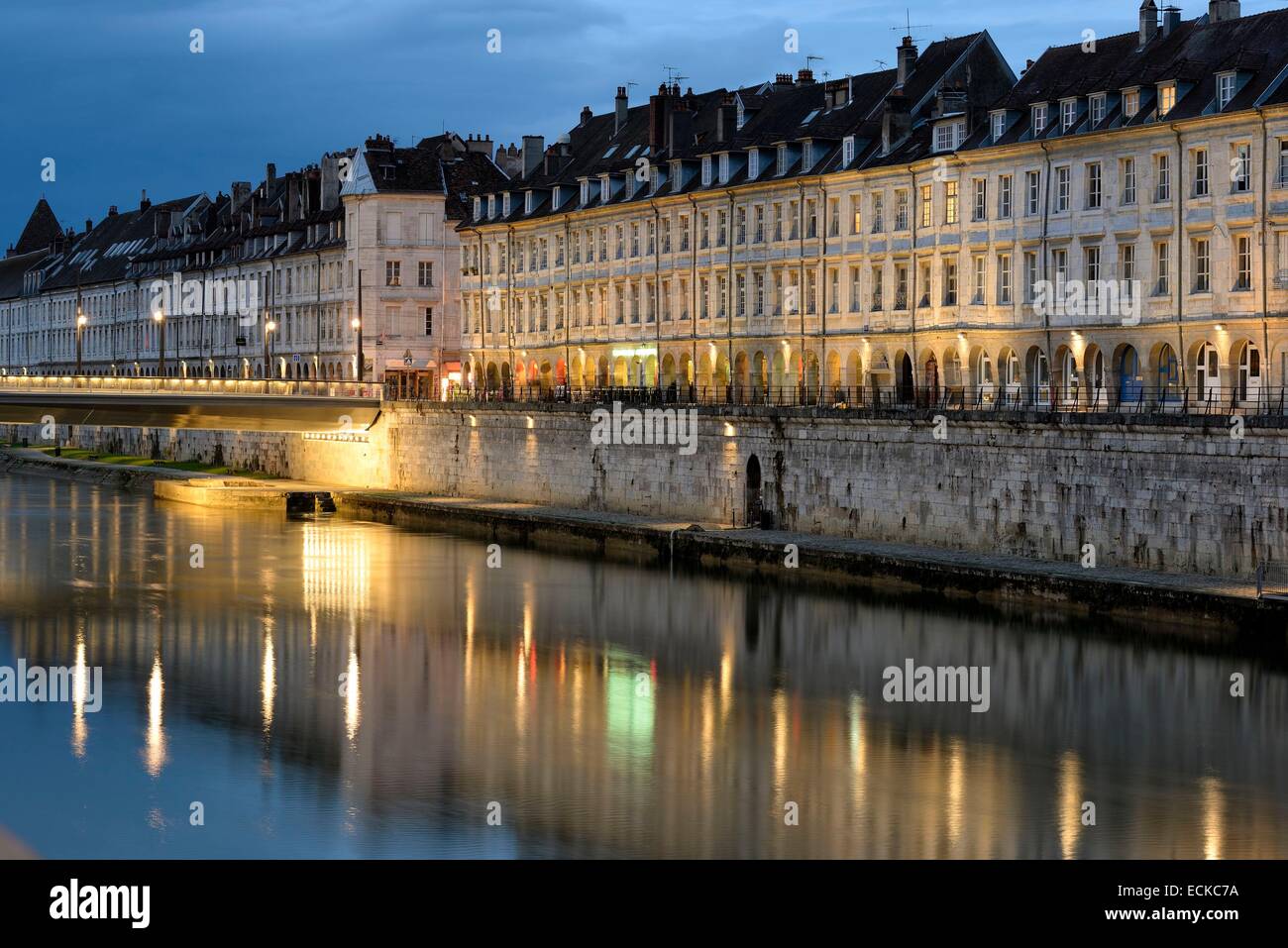 France, Doubs, Besançon, Quai Vauban inscrite au Patrimoine Mondial de l'UNESCO, maisons à arcades du 17e siècle Banque D'Images