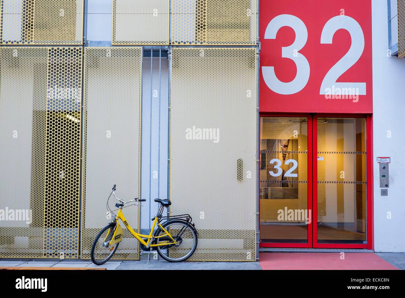 France, Isère, Grenoble, quartier Bouchayer-Viallet, les Reflets du Drac, l'un des premiers édifices commerciaux basse consommation de France par l'architecte Jacques Ferrier, a ouvert ses portes en juillet 2009 Banque D'Images