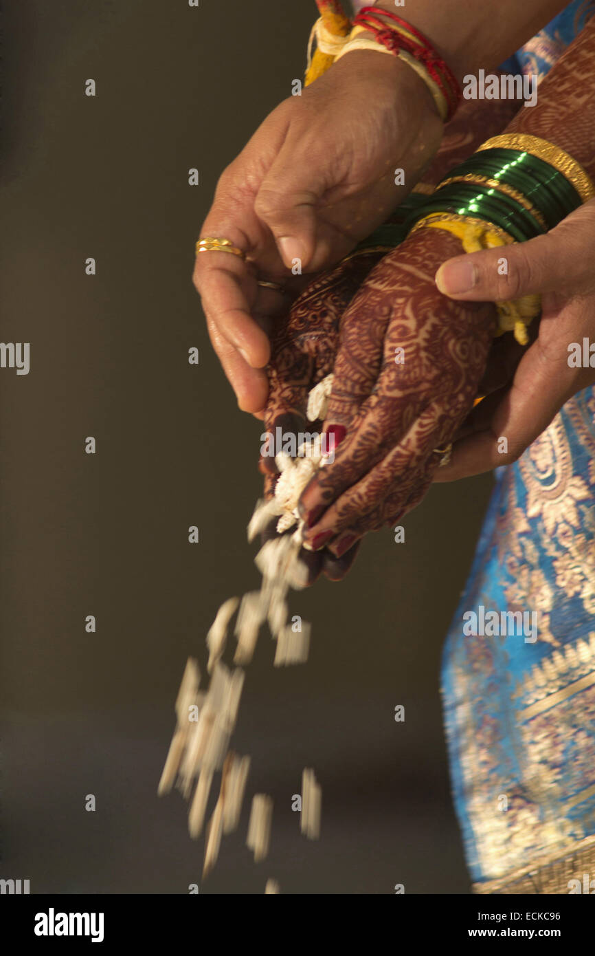 Une activité d'organisation de mariages, Homa : Laja Laja ou riz soufflé est offert par les mariés comme offrandes au feu sacré. Banque D'Images