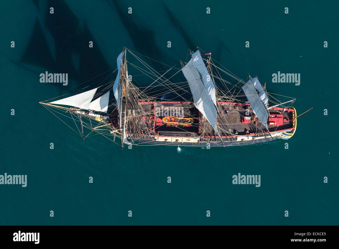 France, Charente Maritime, Ars en re, L'Hermione, réplique de la frégate trois mâts qui a ramené le marquis de Lafayette en Amérique en 1780 (vue aérienne) Banque D'Images