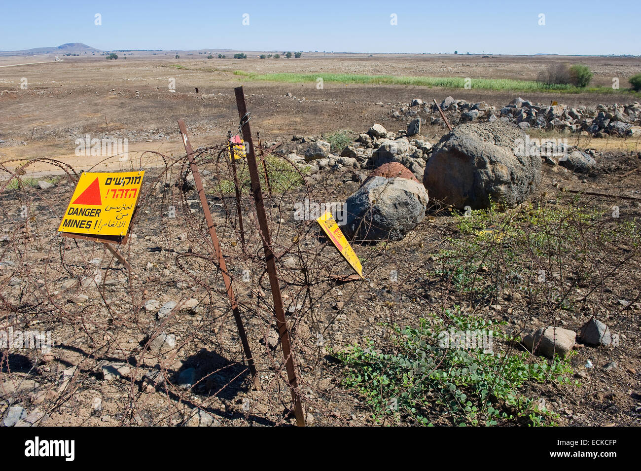 Avec des panneaux d'avertissement "Danger Mines' écrit dessus à un champ de mines sur les hauteurs du Golan en Israël Banque D'Images