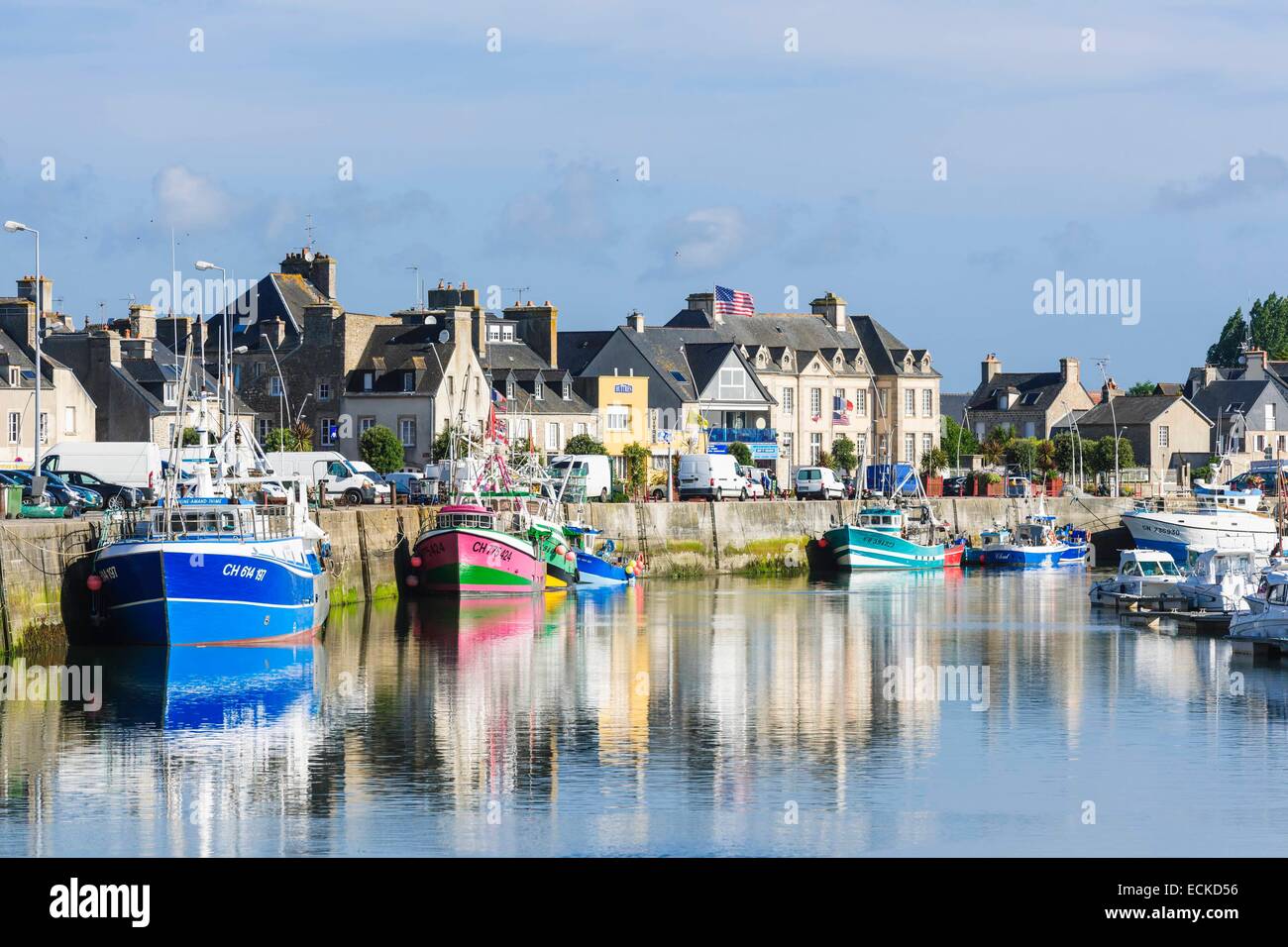 France, Manche, Cotentin, Saint Vaast La Hougue, le port Photo Stock - Alamy