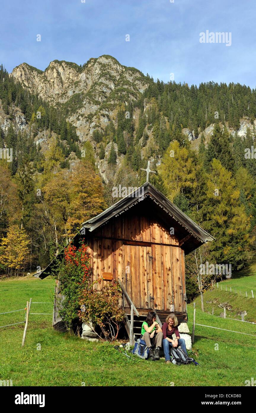 Autriche, Tyrol, Alpbach, paysage alpin et cottage Banque D'Images