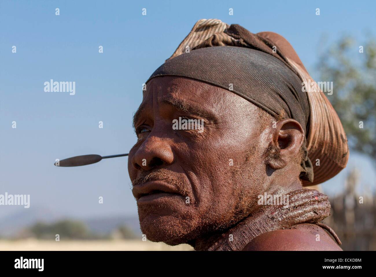 La Namibie, région de Kunene, Kaokoland, Himba village près d'Opuwo, Himba man Banque D'Images