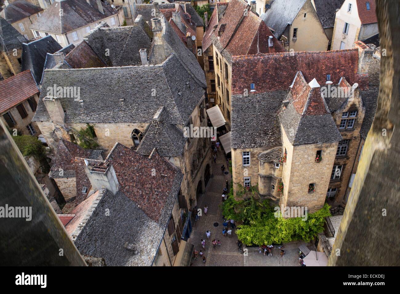 France, dordogne, Sarlat la Caneda, vue donnant sur le toit de la vieille ville depuis le clocher de l'église St Mary Banque D'Images