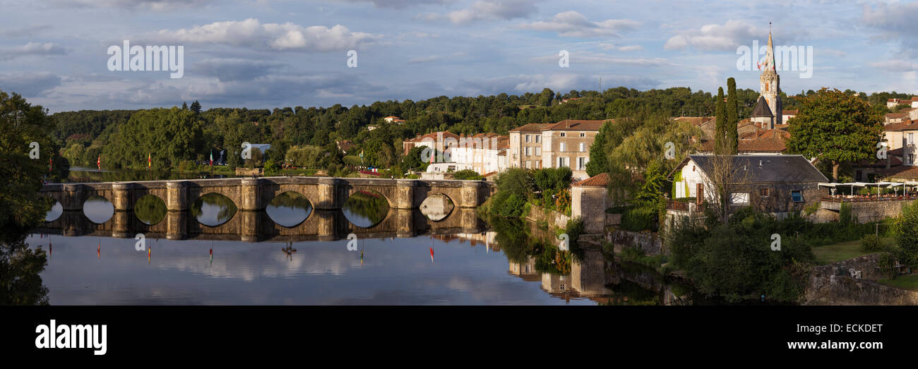 France, Charente, Confolens, vue panoramique sur le village et le Pont Vieux Banque D'Images