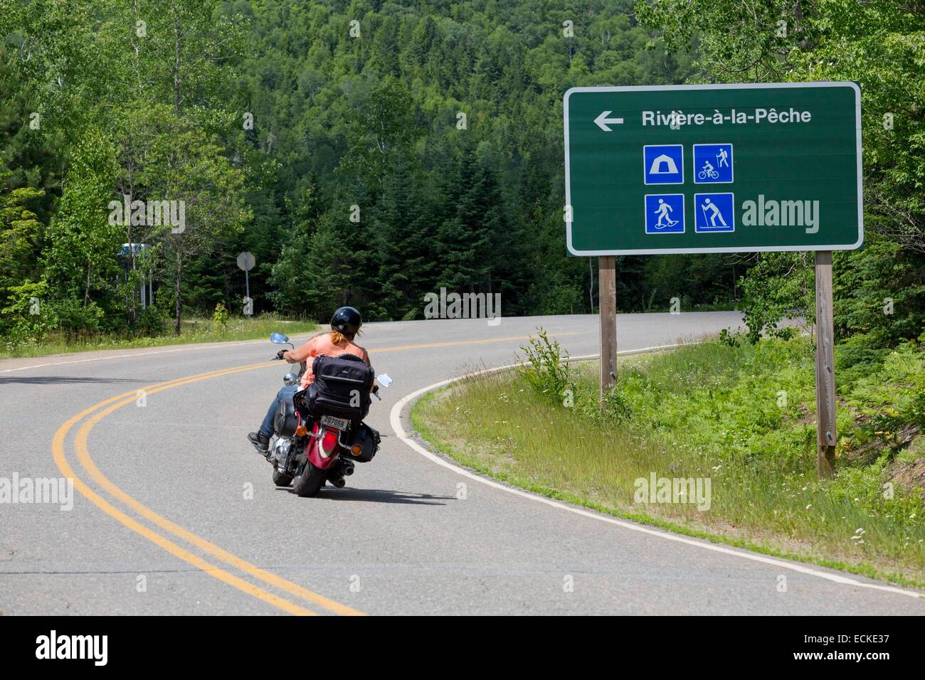 Canada, Québec, Mauricie, Parc National de la Mauricie, un motocycliste sur la route principale Banque D'Images