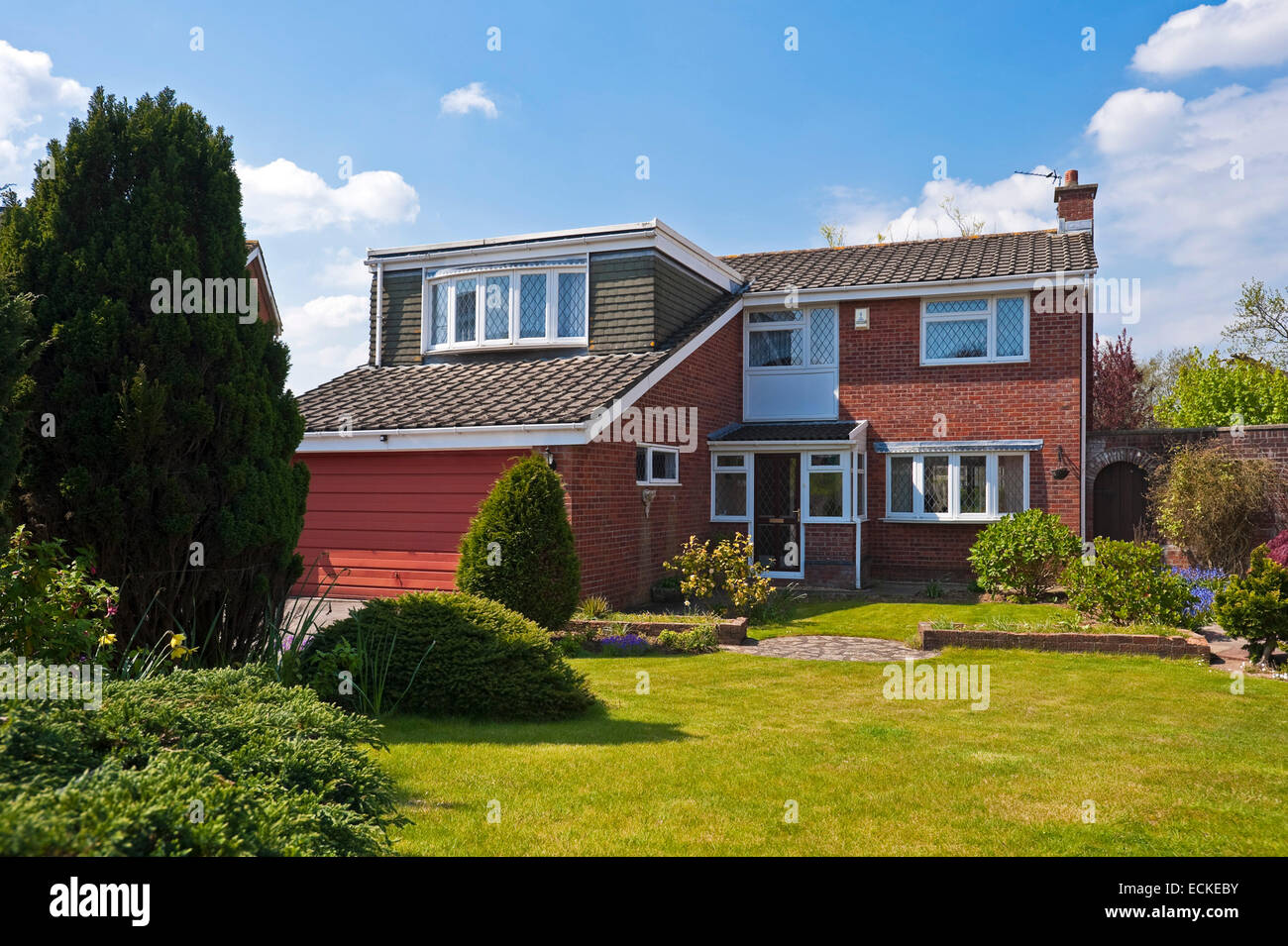 Extérieur horizontal d'un typique des années 80 Maison individuelle dans le soleil. Banque D'Images