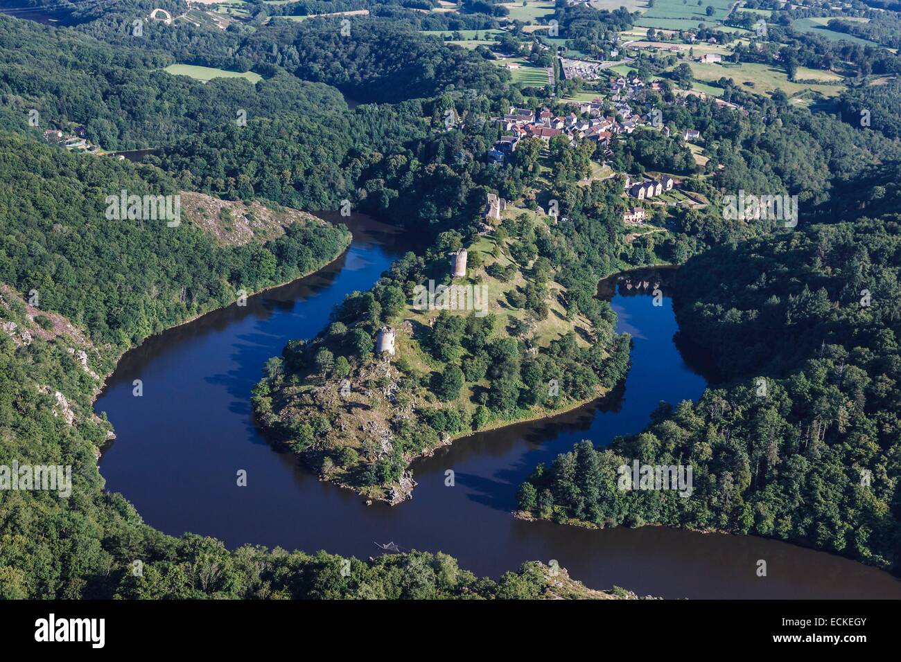 France, Creuse, Crozant, le château au confluent de la Petite creuse et la Sedelle rivières et le village (vue aérienne) Banque D'Images