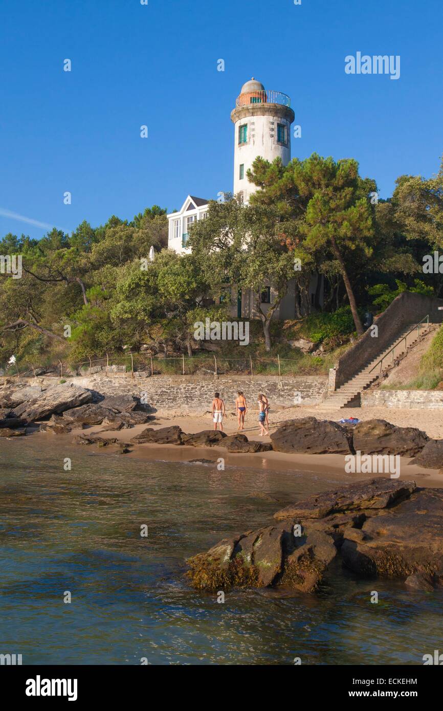 France, Vendée, Ile de Noirmoutier, le bois de la Chaise, la plage Anse Rouge et Plantier Tour Banque D'Images