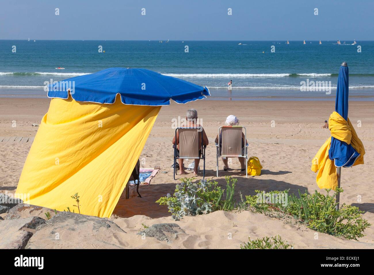 France, Vendée, Saint Gilles Croix de Vie, toiles de tentes sur la plage principale Banque D'Images