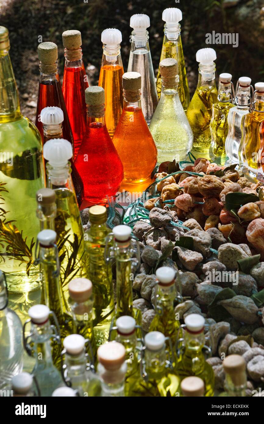 La Croatie, le parc national des Lacs de Plitvice, classé au Patrimoine Mondial de l'UNESCO, détail de petites bouteilles de liqueurs traditionnelles croates Banque D'Images