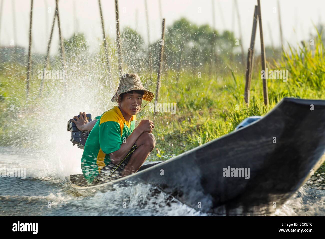Myanmar (Birmanie), l'État Shan, au Lac Inle, l'homme en bateau longtail motorisé Banque D'Images