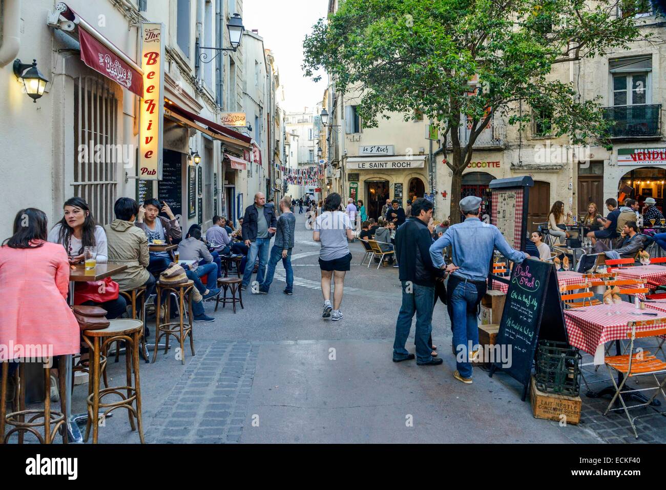 La France, Hérault, Montpellier, Quartier Saint Roch, les consommateurs entre amis assis dans des tables de terrasses de café Banque D'Images