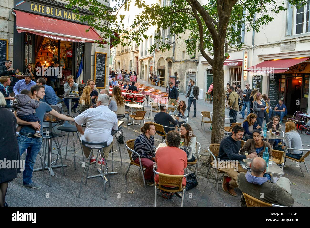 La France, Hérault, Montpellier, Quartier Saint Roch, les consommateurs entre amis assis dans des tables de terrasses de café Banque D'Images