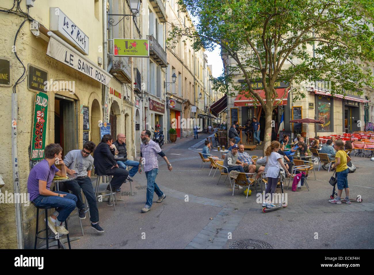 La France, Hérault, Montpellier, Quartier Saint Roch, les consommateurs entre amis assis dans des tables de terrasses de café Banque D'Images