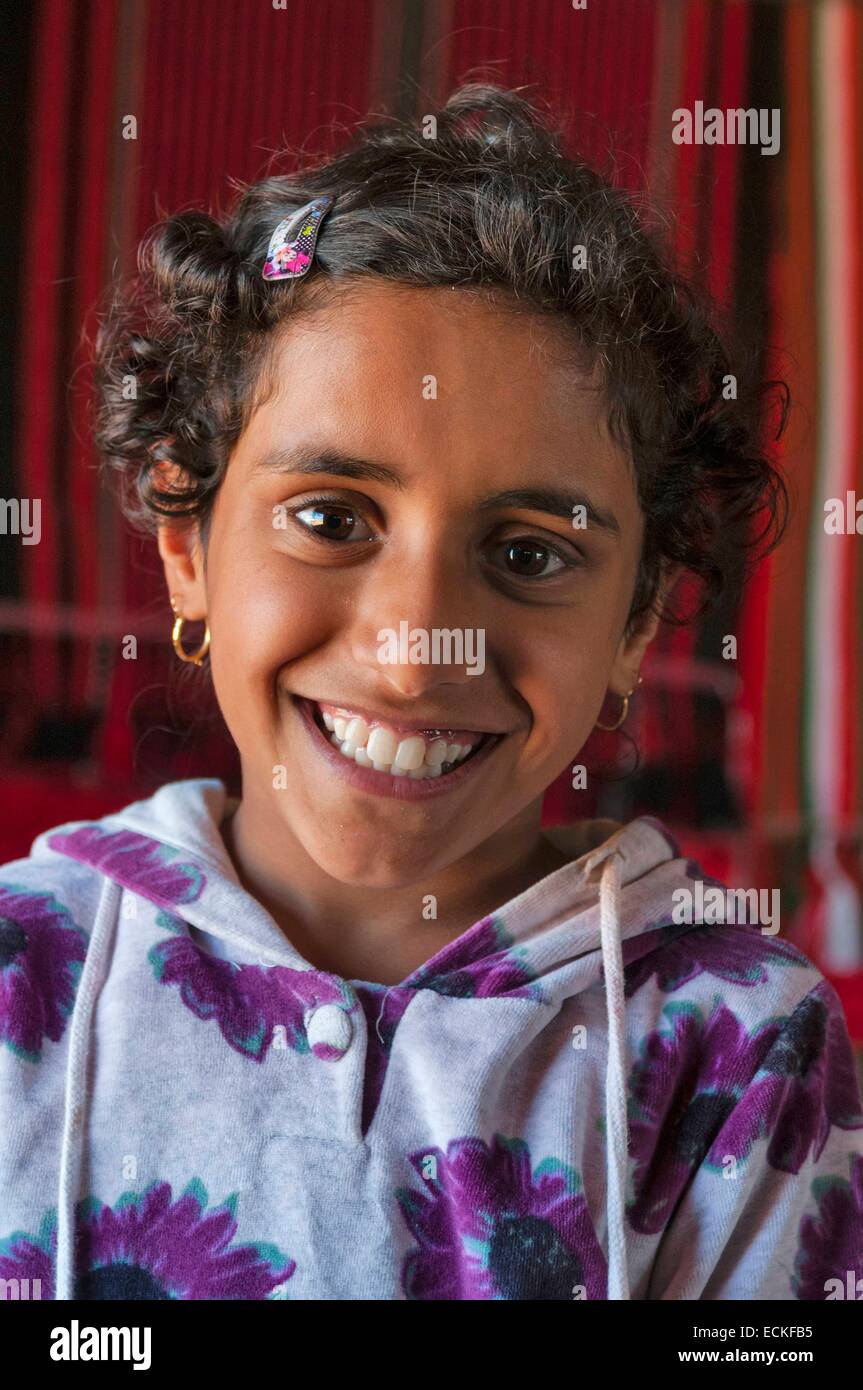 Oman, désert de Wahiba Sands, jeune fille bédouine Banque D'Images