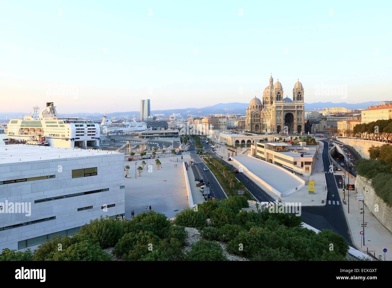 France, Bouches du Rhône, Marseille, zone Euroméditerranée, J4 Esplanade et Littoral boulevard, la tour CMA CGM, architecte Zaha Hadid et la cathédrale La Major (19e siècle), classé monument historique dans l'arrière-plan Banque D'Images