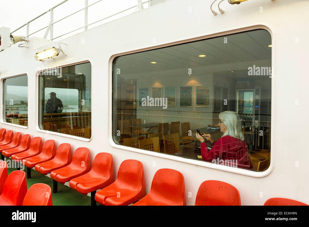 Royaume-uni, Ecosse, îles Hébrides, Leverburgh, South Harris, un transport par bateau, ferry, à l'intérieur d'un ferry sur un hublot Banque D'Images