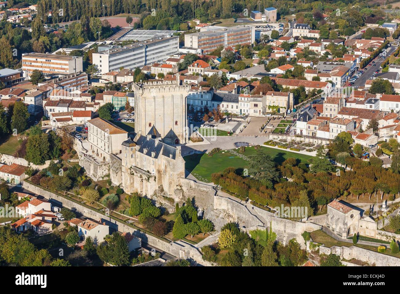 France, Charente Maritime, Pons, le donjon, l'hôtel de ville et la ville (vue aérienne) Banque D'Images