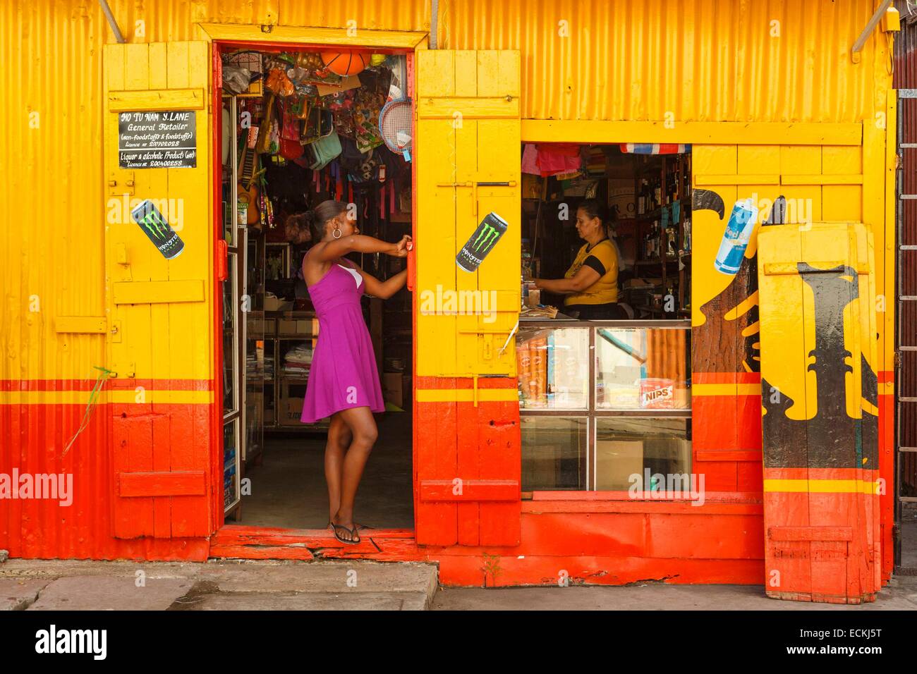 L'Île Maurice, Rodrigues, Port Mathurin, les jeunes femmes créoles rendant le matin de l'ouverture de leur magasin Banque D'Images