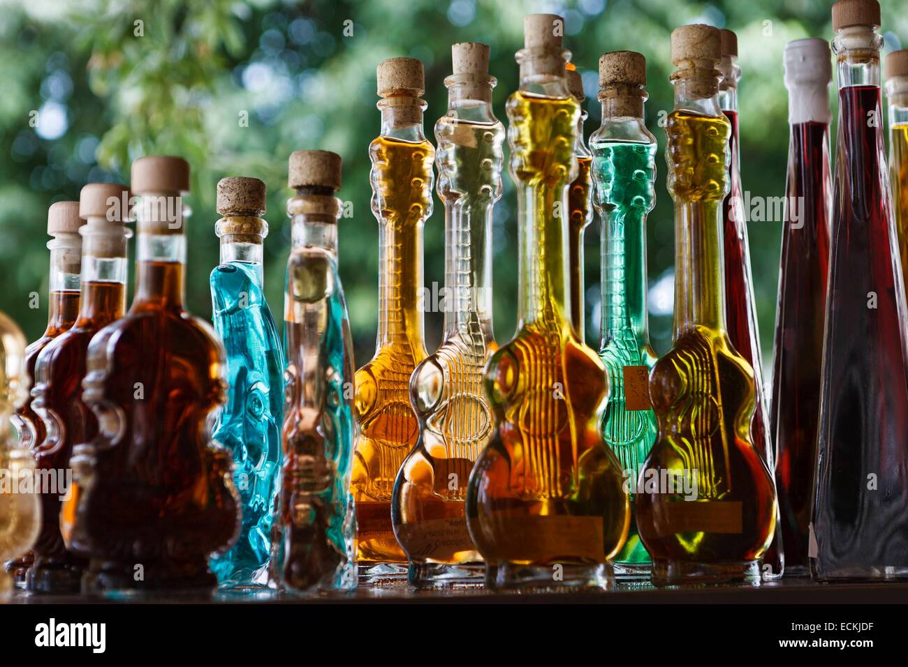 La Croatie, Peljesac, Ston, Mali Ston, détail de petites bouteilles de liqueurs traditionnelles croates Banque D'Images