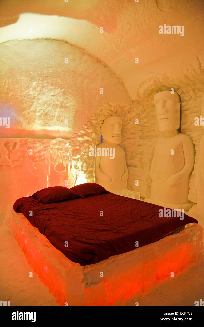 Le Canada, la province de Québec, ville de Québec, l'Hôtel de Glace, une chambre avec une lumière brune orangé Banque D'Images