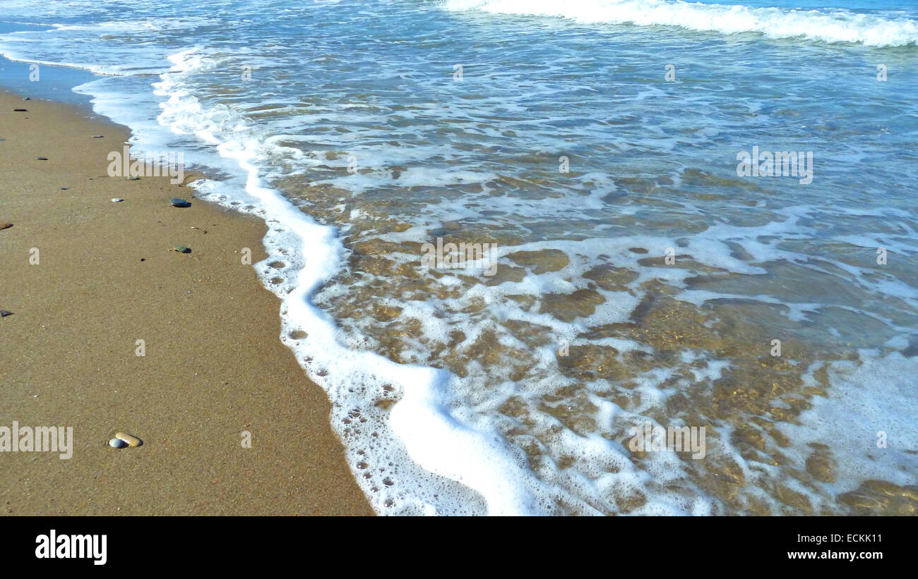 Les éclaboussures d'eau sur la plage en été. Banque D'Images