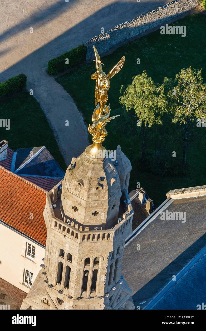 France, Vendée, Saint Michel Mont Mercure, Saint Michel Archange statue en haut de la tour de la cloche (vue aérienne) Banque D'Images