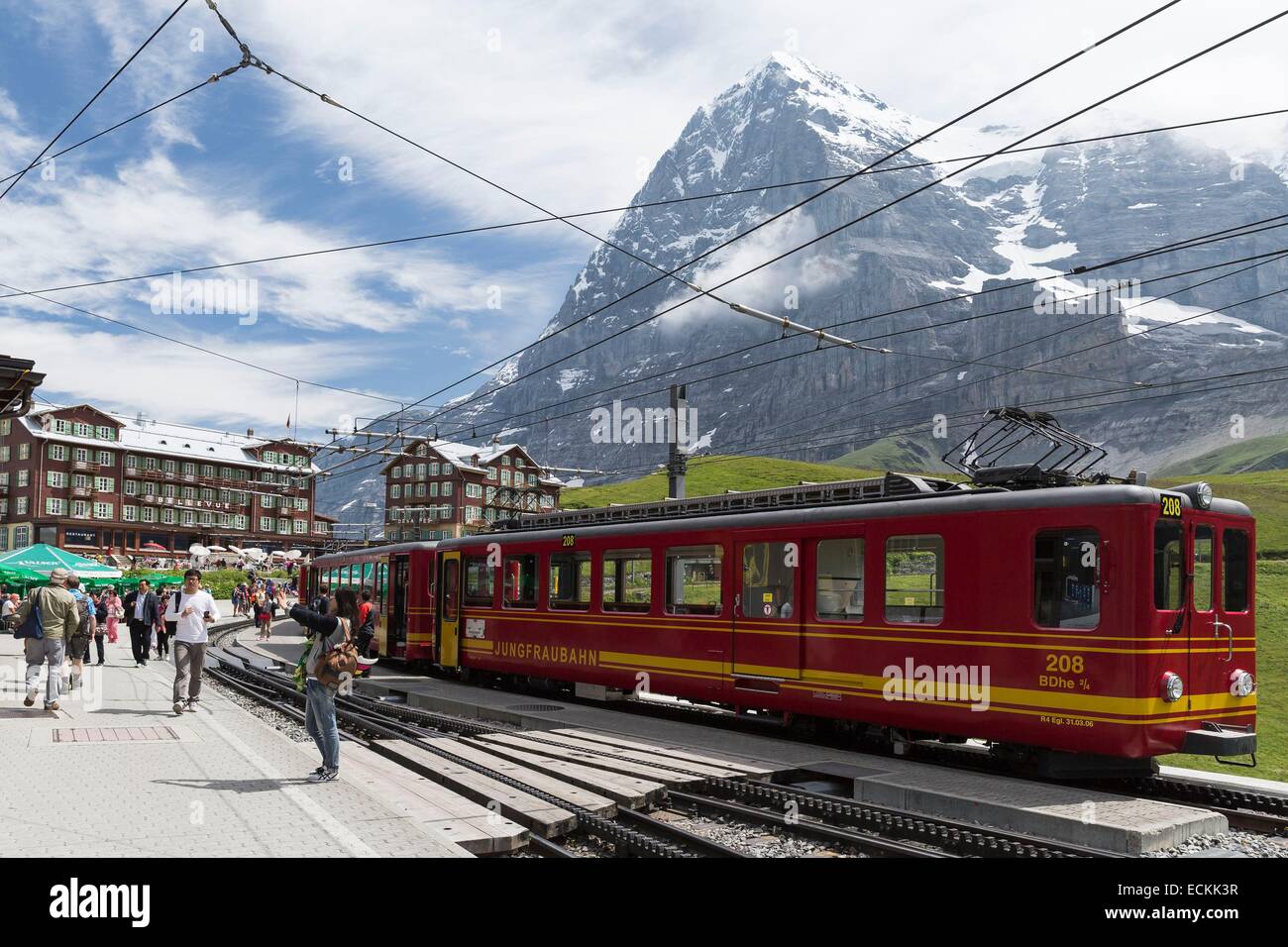 La Suisse, canton de Berne, entre Grindelwald et Wengen, inscrite au Patrimoine Mondial de l'UNESCO, la petite Scheidegg gare et pic Eiger Banque D'Images