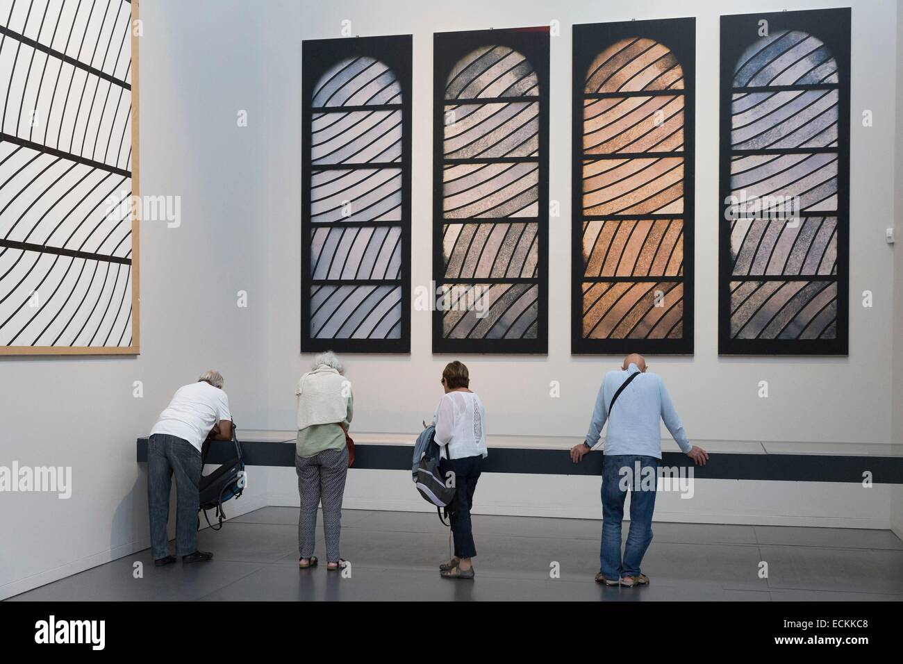La France, l'Aveyron, Rodez, Musée Soulages, les visiteurs l'apprentissage de la conception et de la réalisation de la vitraux de Conques Banque D'Images