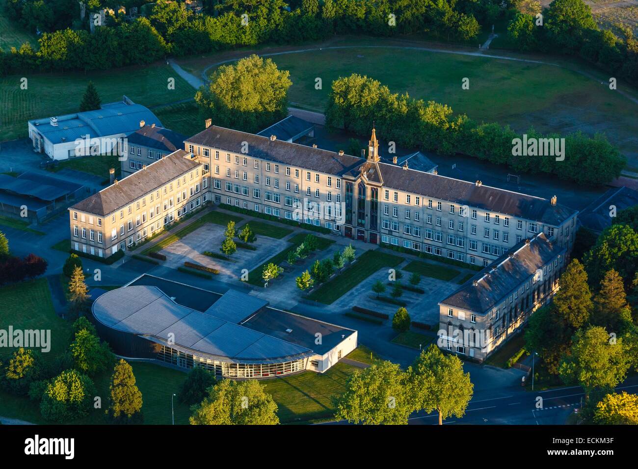 En France, en Vendée, Les Herbiers, Jean XXIII école (vue aérienne Photo  Stock - Alamy