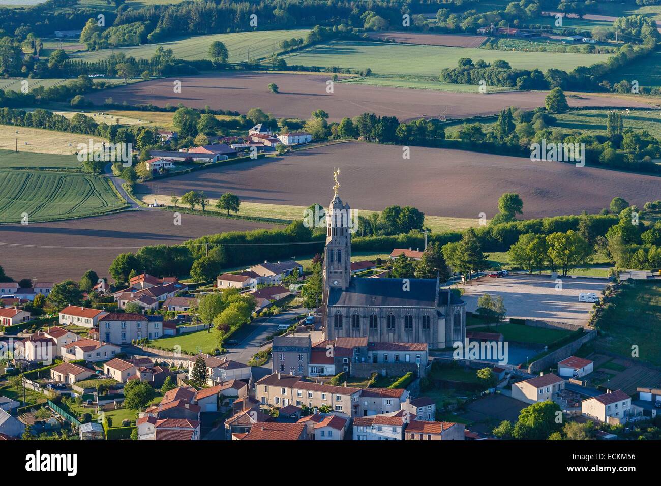 France, Vendée, Saint Michel Mont Mercure, le village et l'église (vue aérienne) Banque D'Images