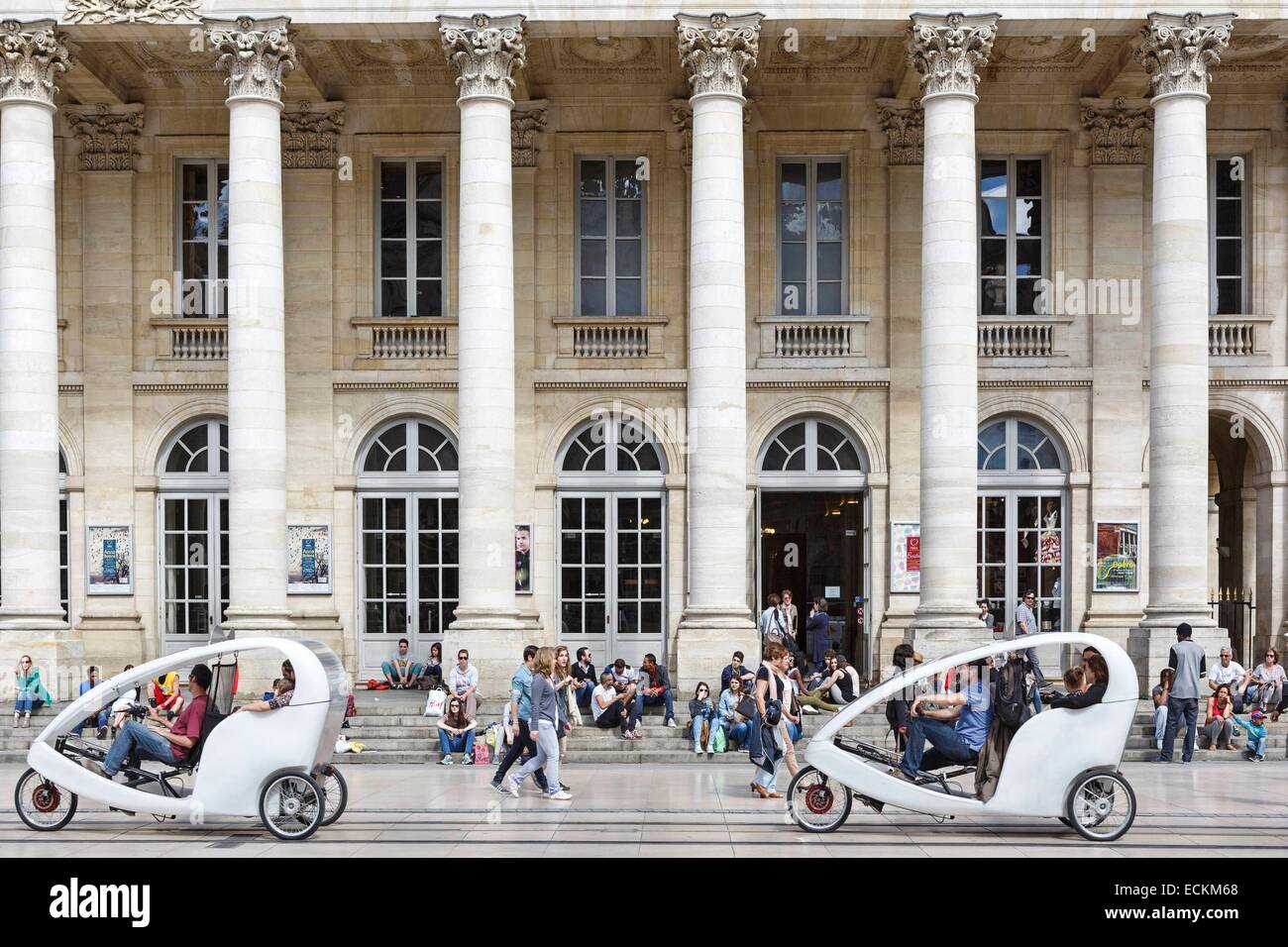 France, Gironde, Bordeaux, Comedie Place, l'utilisation de moyens de transport à l'avant de la Comédie théâtre Banque D'Images