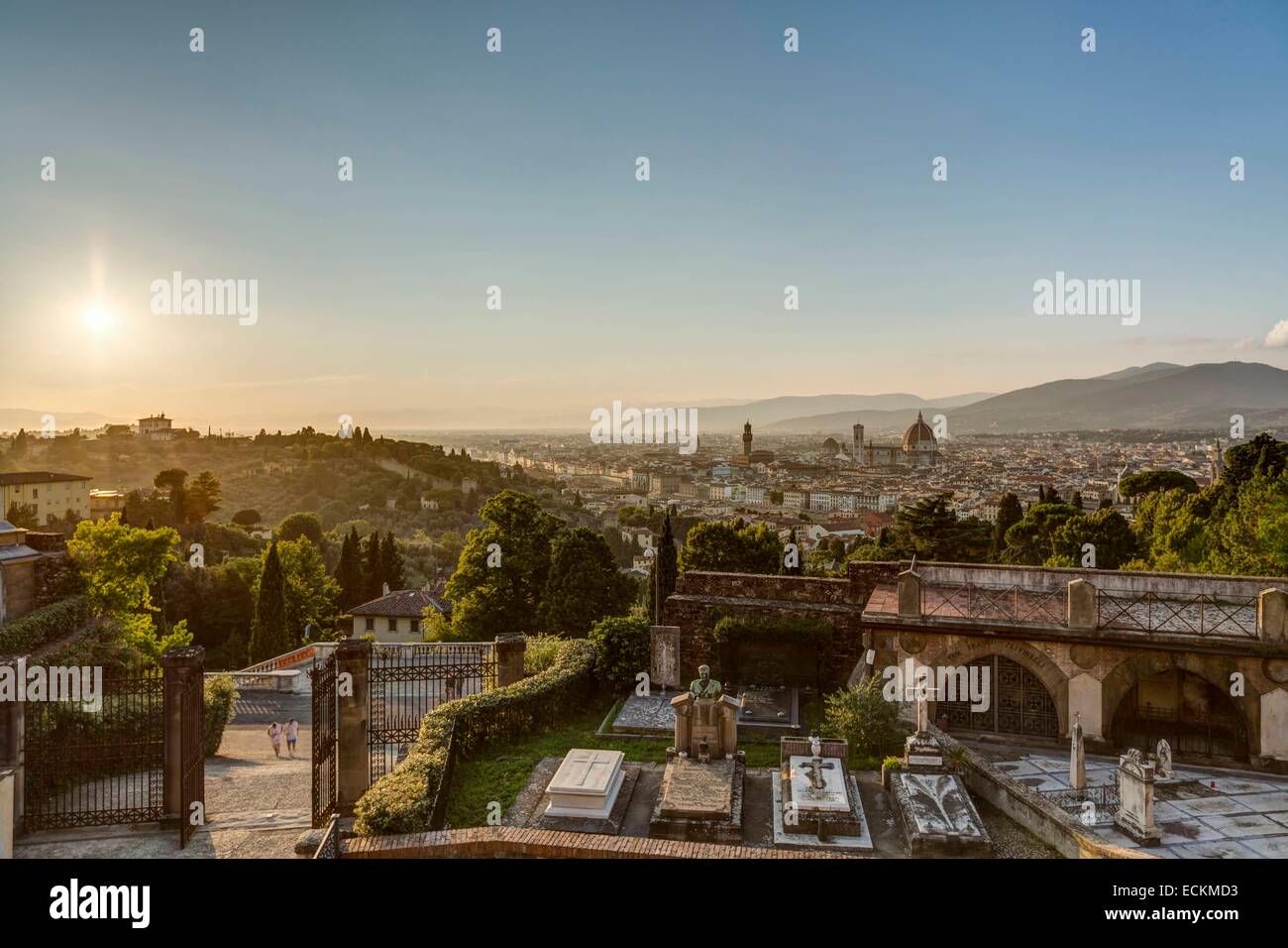 Italie, Toscane, Florence, centre historique classé au Patrimoine Mondial de l'UNESCO, vue panoramique de la ville à partir de la Basilique de San Miniato al Monte Banque D'Images
